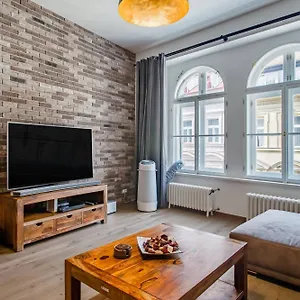 Luxury At Centre Andel! Praha